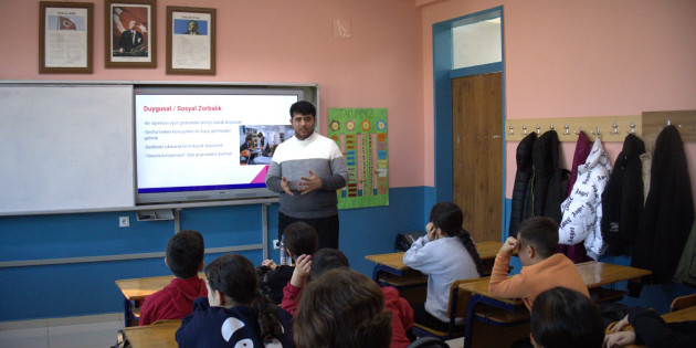 OMÜ’lü Öğrenciden Akran Zorbalığı Sunumu